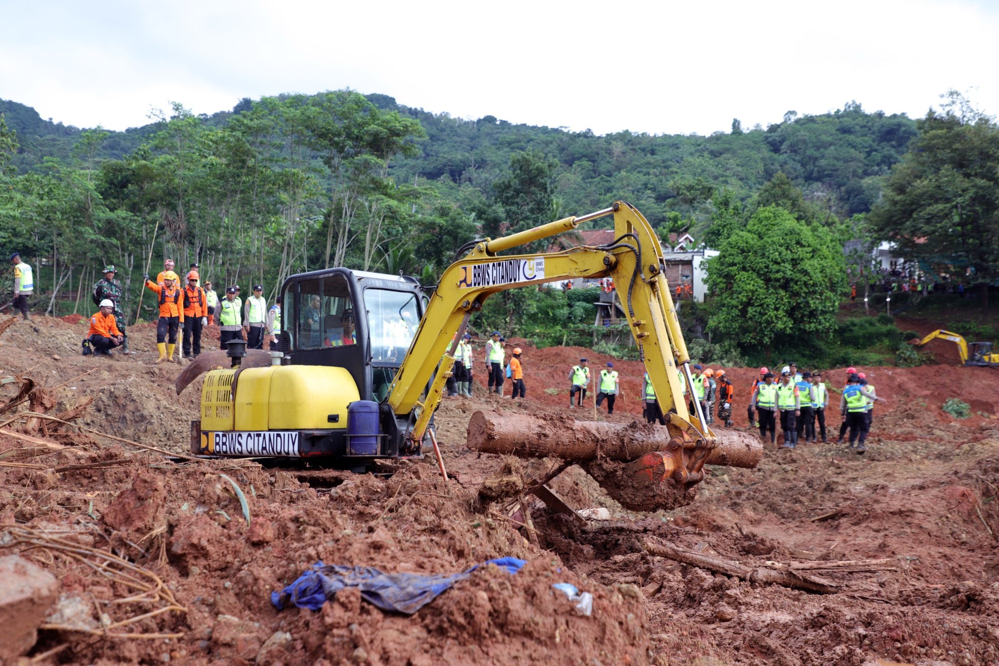 Angka kematian tanah runtuh di Cilacap, Indonesia meningkat kepada 11