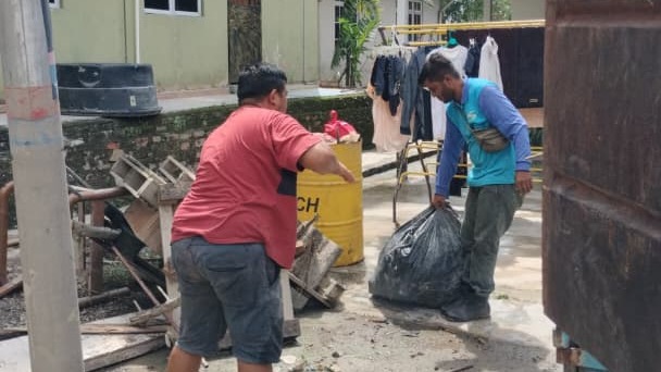 达鲁益山垃圾管理公司 今日在3灾区助灾民善后