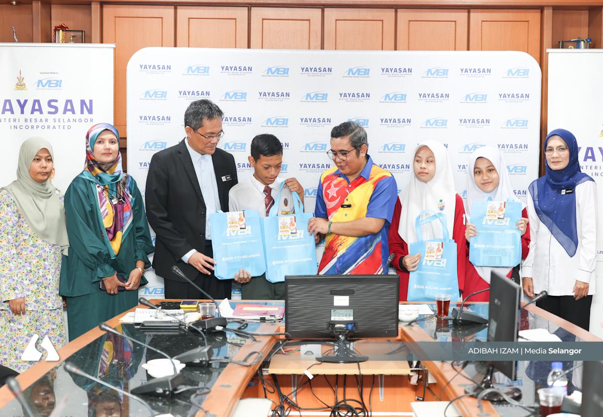 雪大臣机构基金发400学习用品予水灾区学生