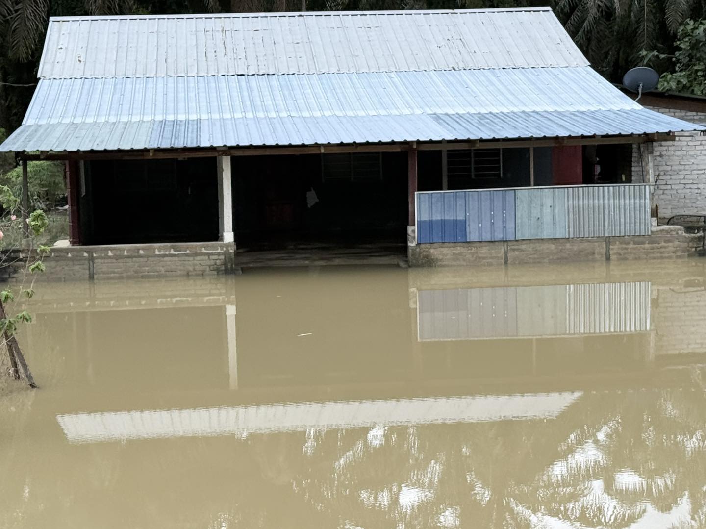 Penyelaras DUN Batang Kali agih bantuan awal ke kawasan banjir