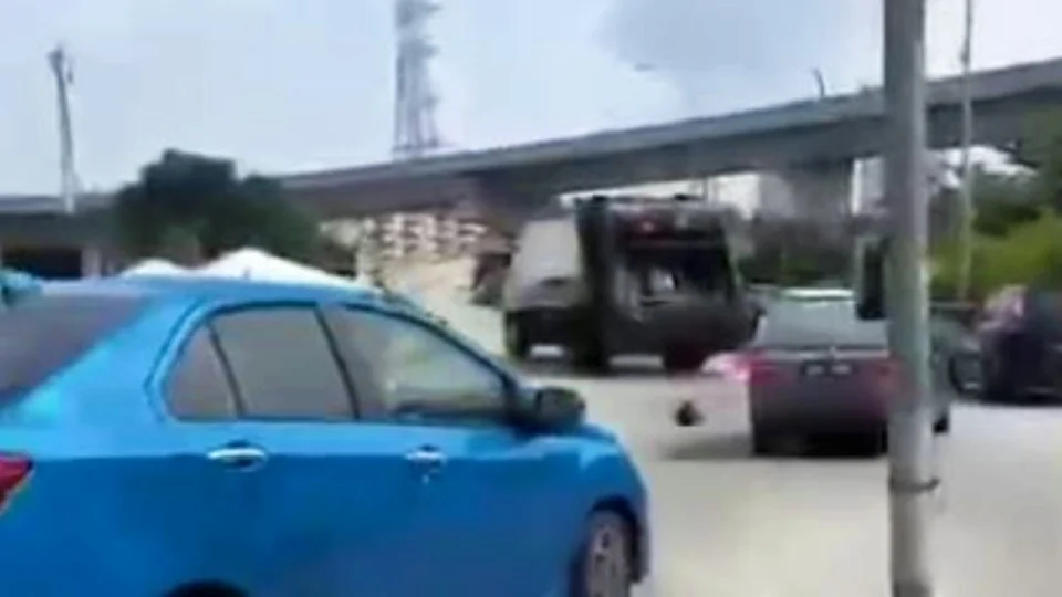 Warga emas maut digilis lori sampah