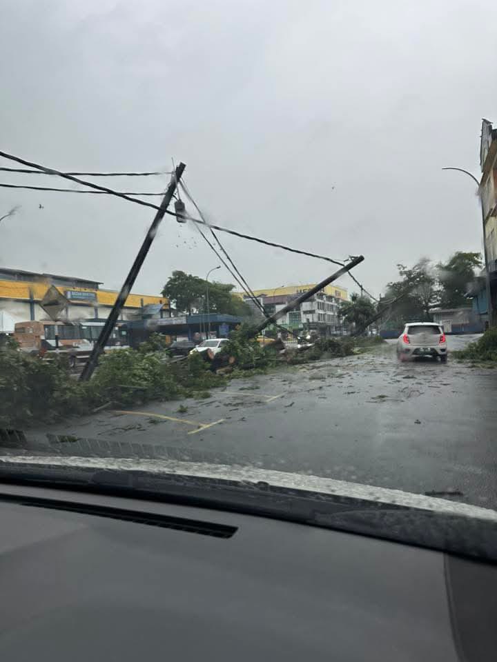 长命雨与“Senyar”夹击致水灾树倒  瓜冷风向不断转动极为异常！