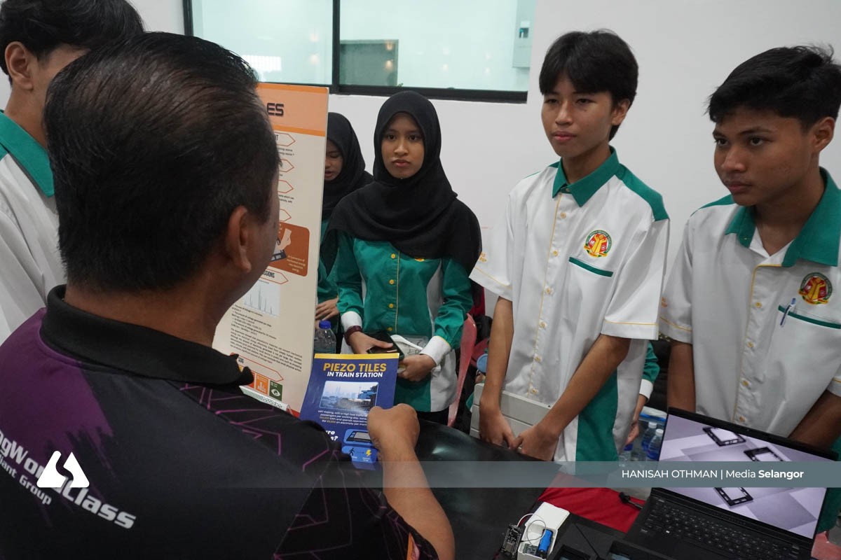 Peserta pertandingan TVET cipta inovasi mesra alam daripada bahan terpakai