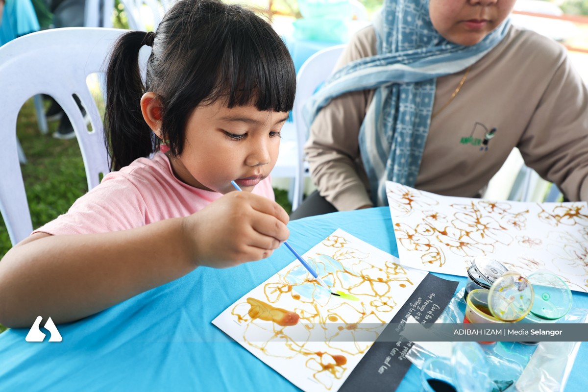 Gabungan seni dan alam: Program canting batik di taman rekreasi paya bakau meriah