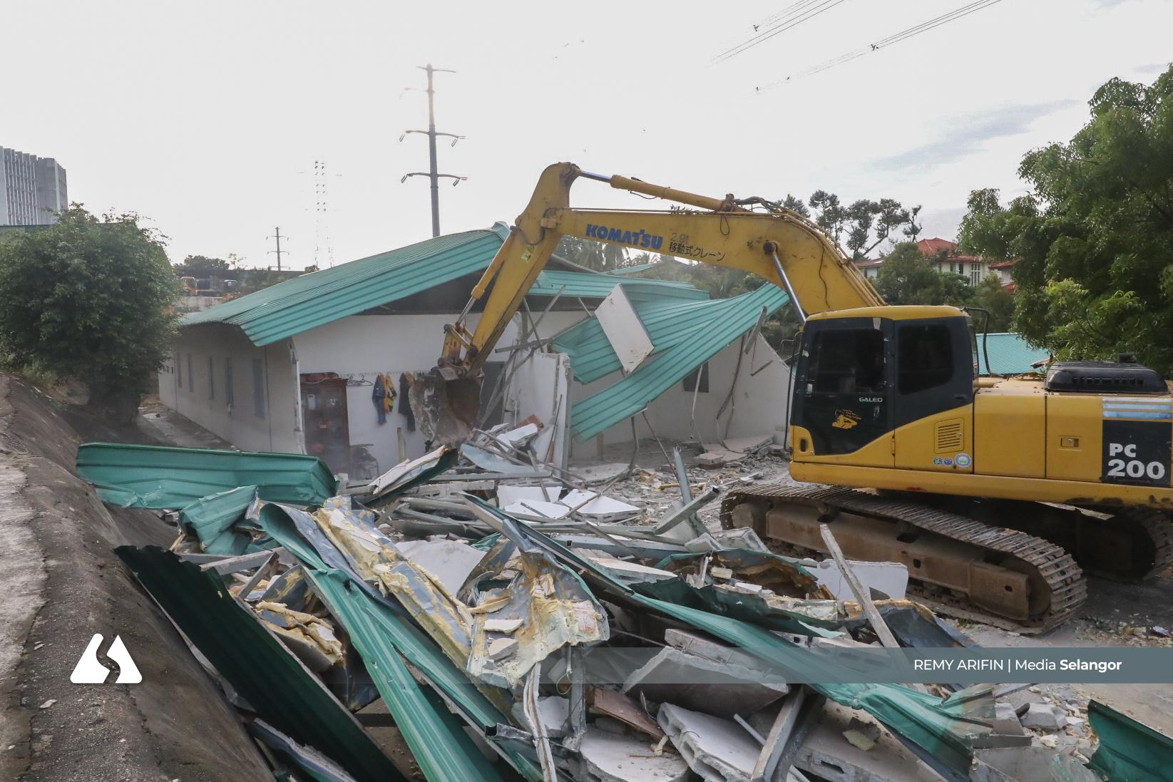 JPNS roboh infrastruktur haram di Hutan Simpan Sungai Buloh