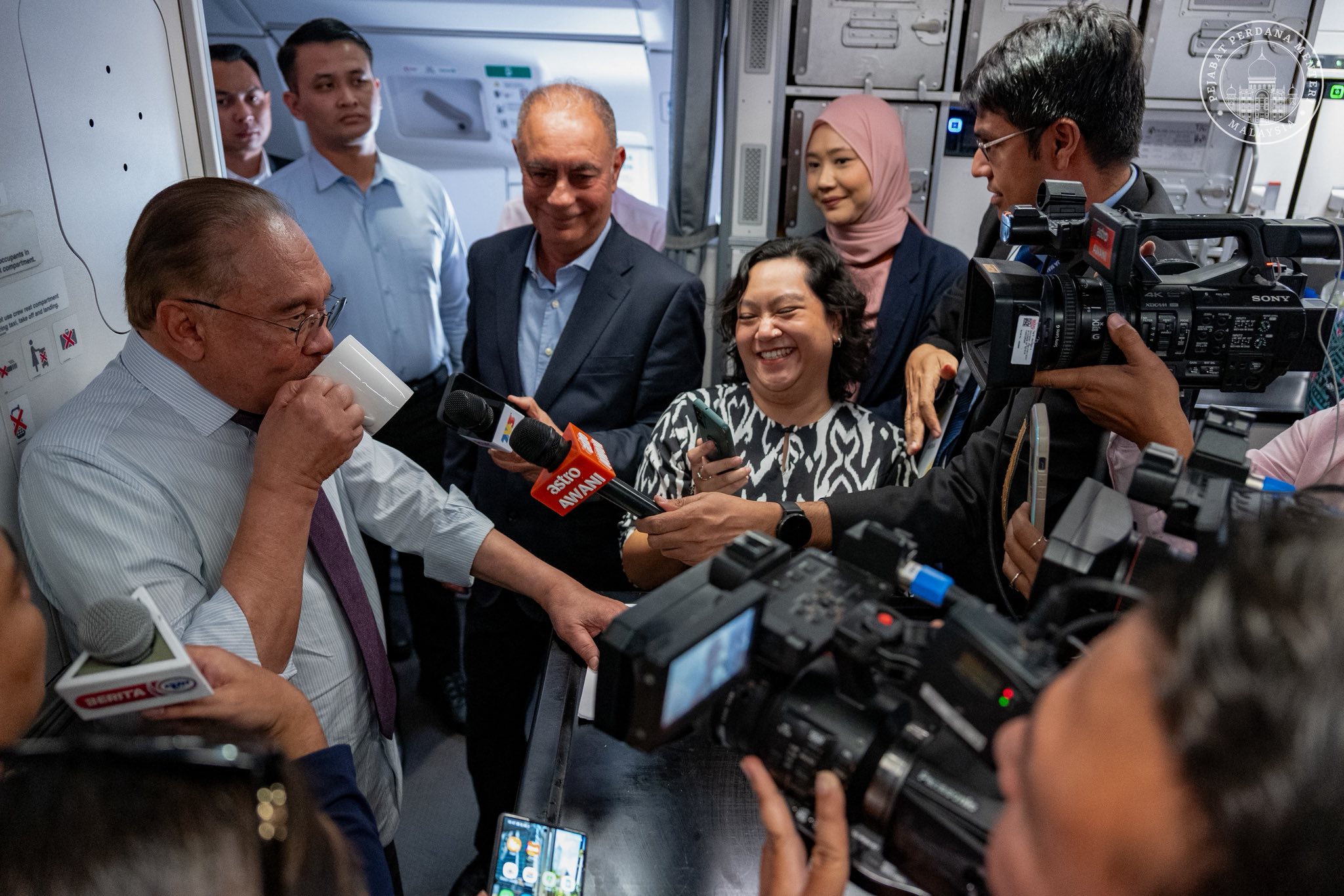 飞机小厨房召开记者会  安华高空答问凸显亲民