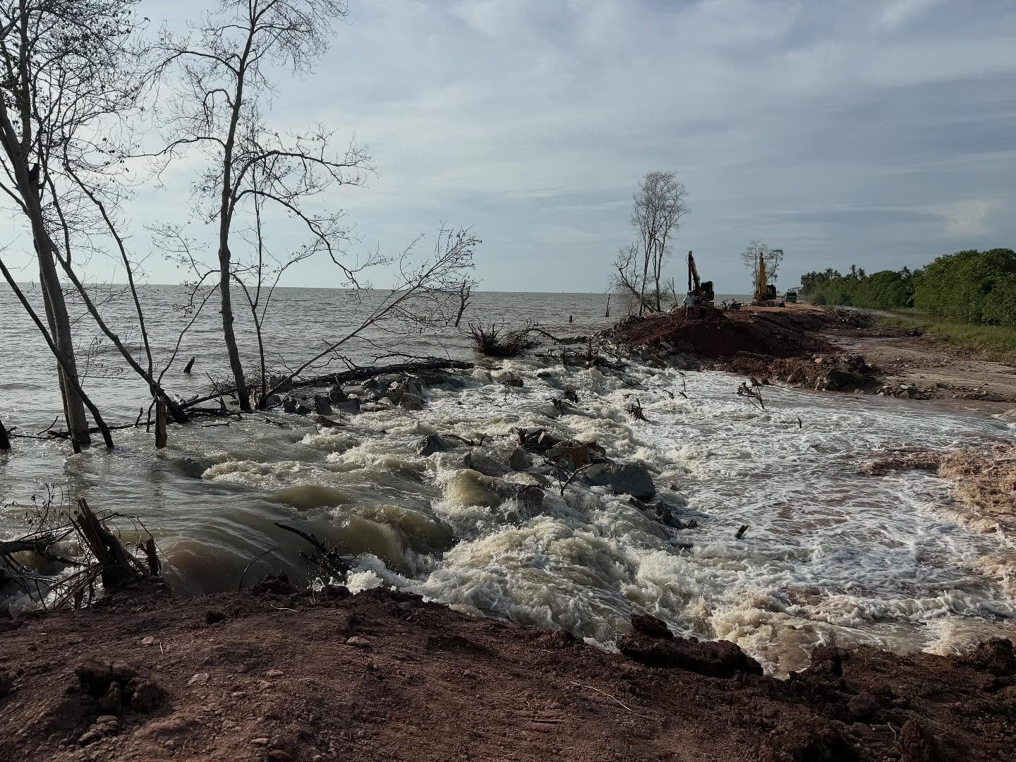 Burst embankment in Sekinchan affects 20 houses, relief centre opens tonight