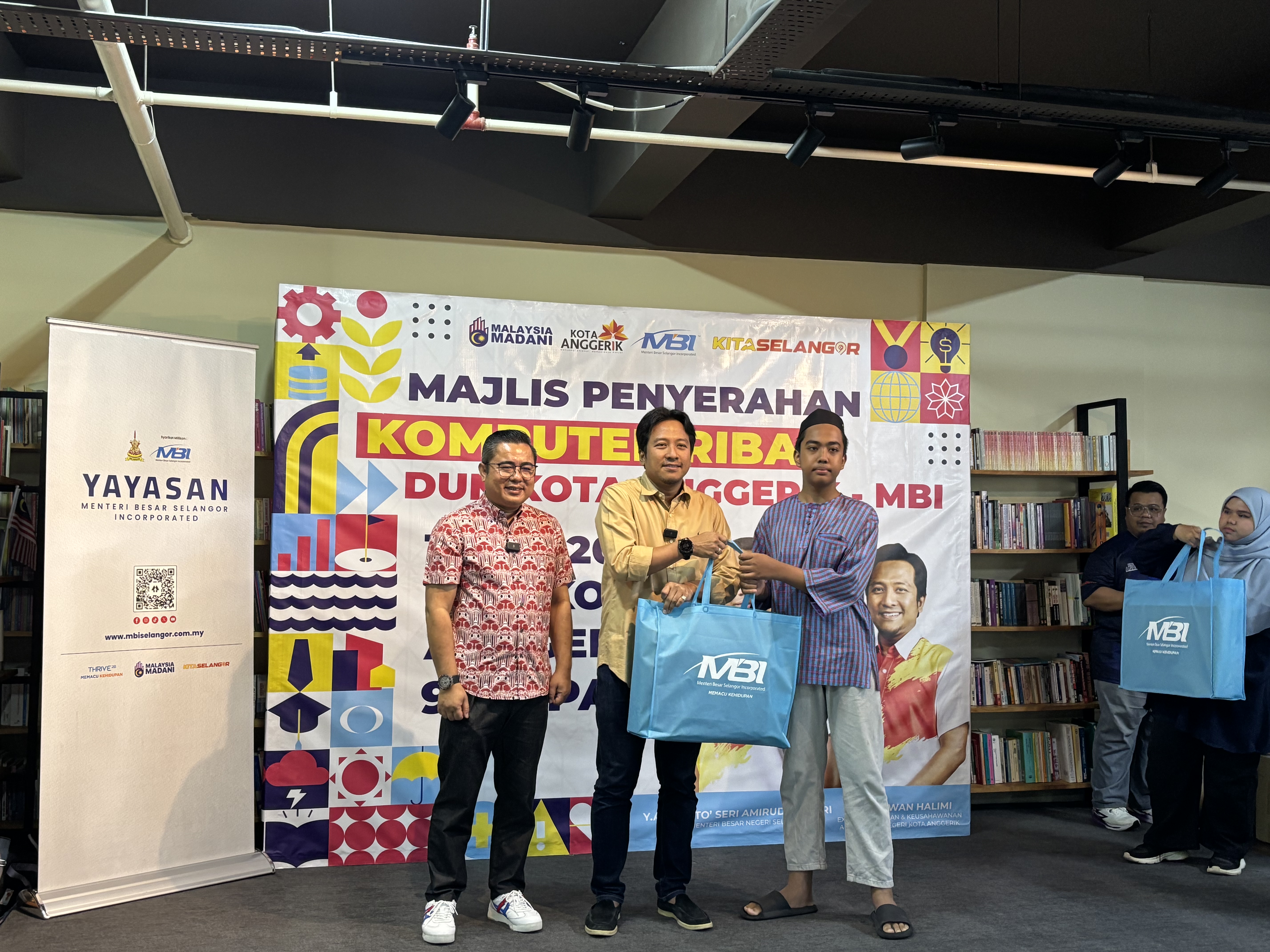 28 pelajar terima komputer riba sumbangan Yayasan MBI, ADN Kota Anggerik