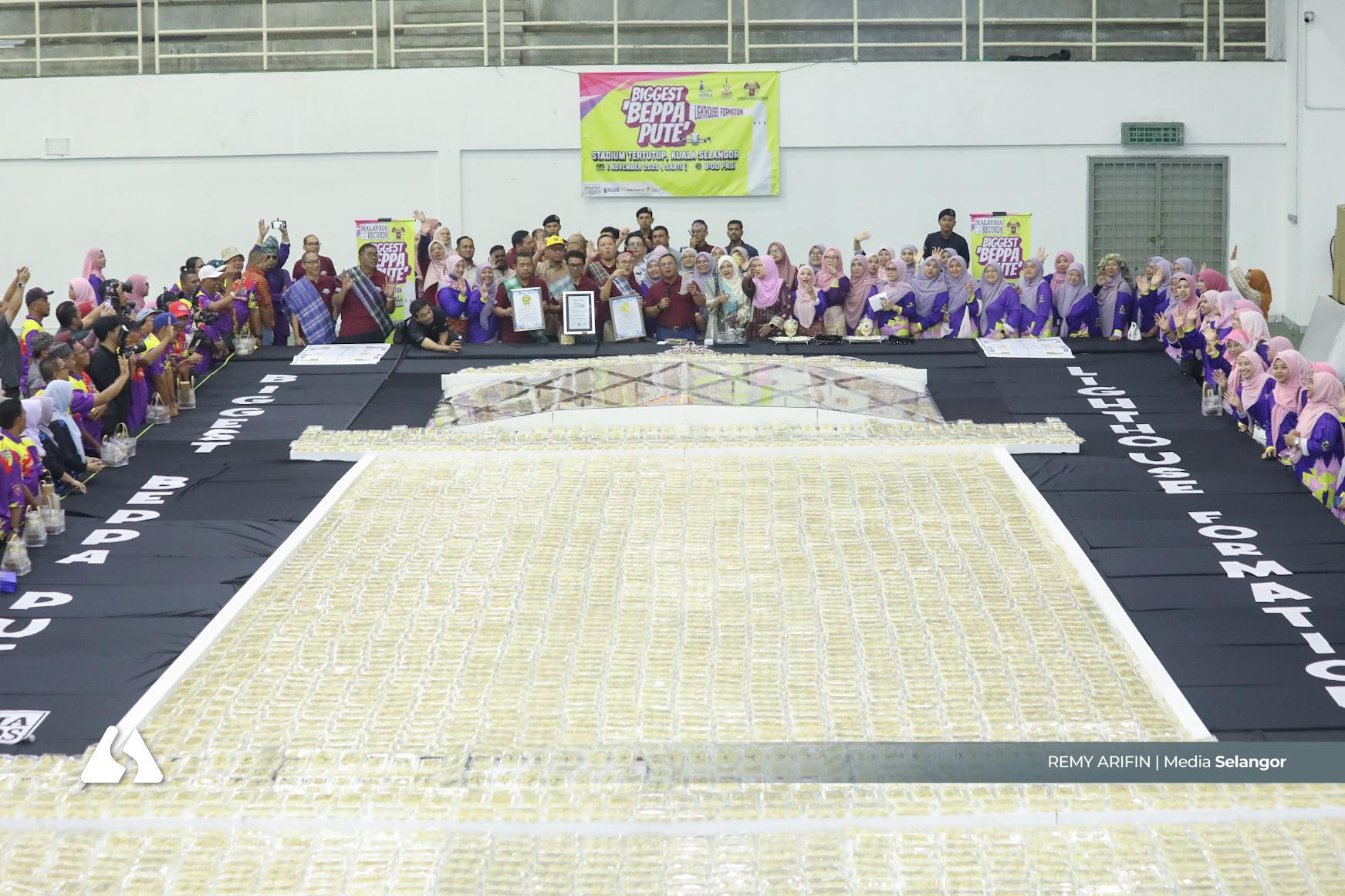 雪州传统美食健年华用糕点排瓜雪灯塔  荣获大马记录大全认证