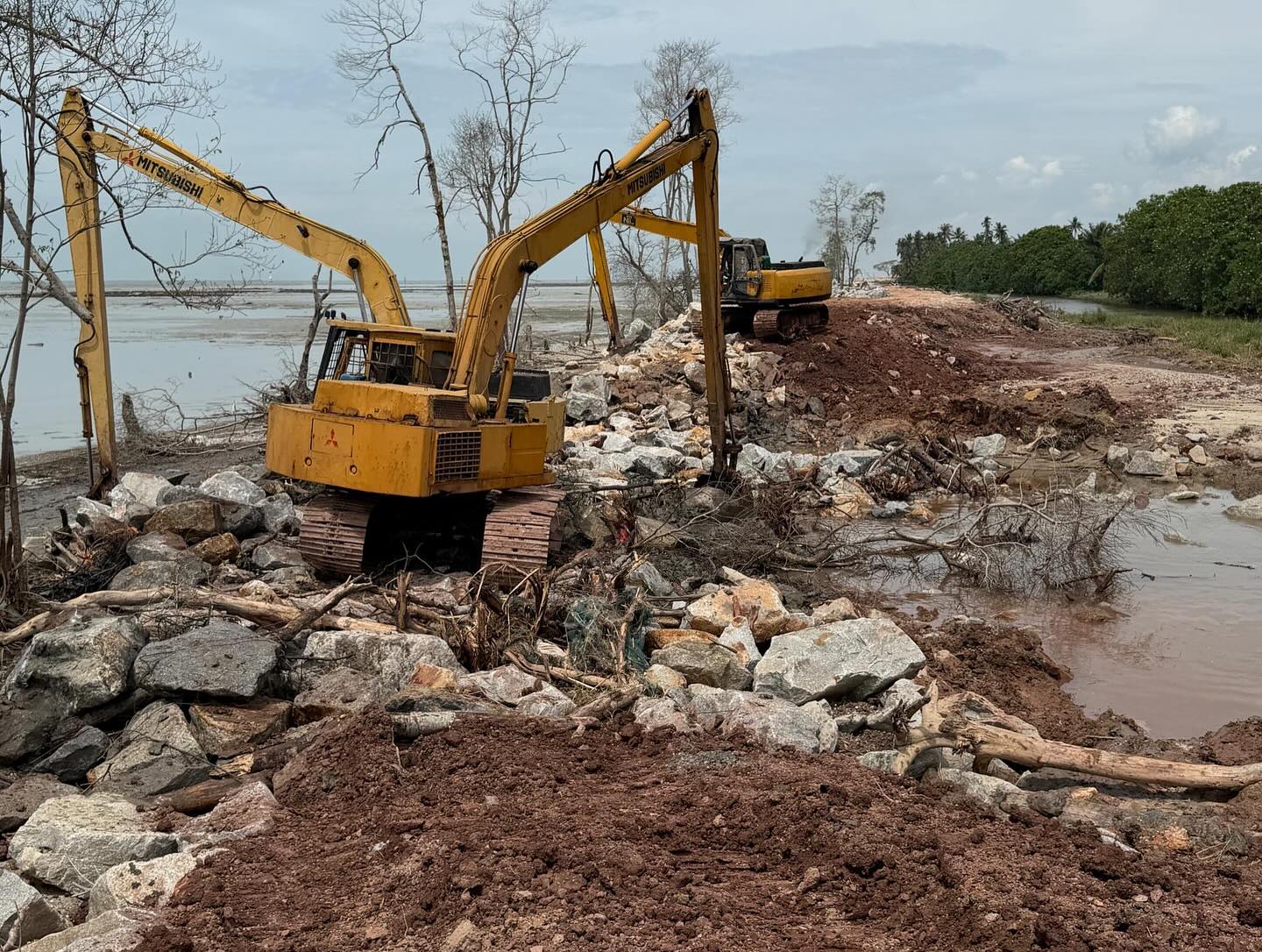 Burst embankment in Sekinchan affects 20 houses, relief centre opens tonight
