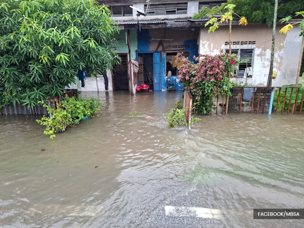 Continuous rain leaves parts of Shah Alam flooded