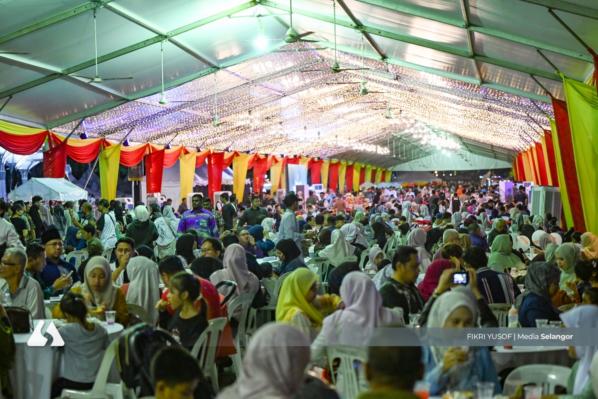 国际学生穿上传统服饰 亲身感受雪州王储新婚喜庆氛围