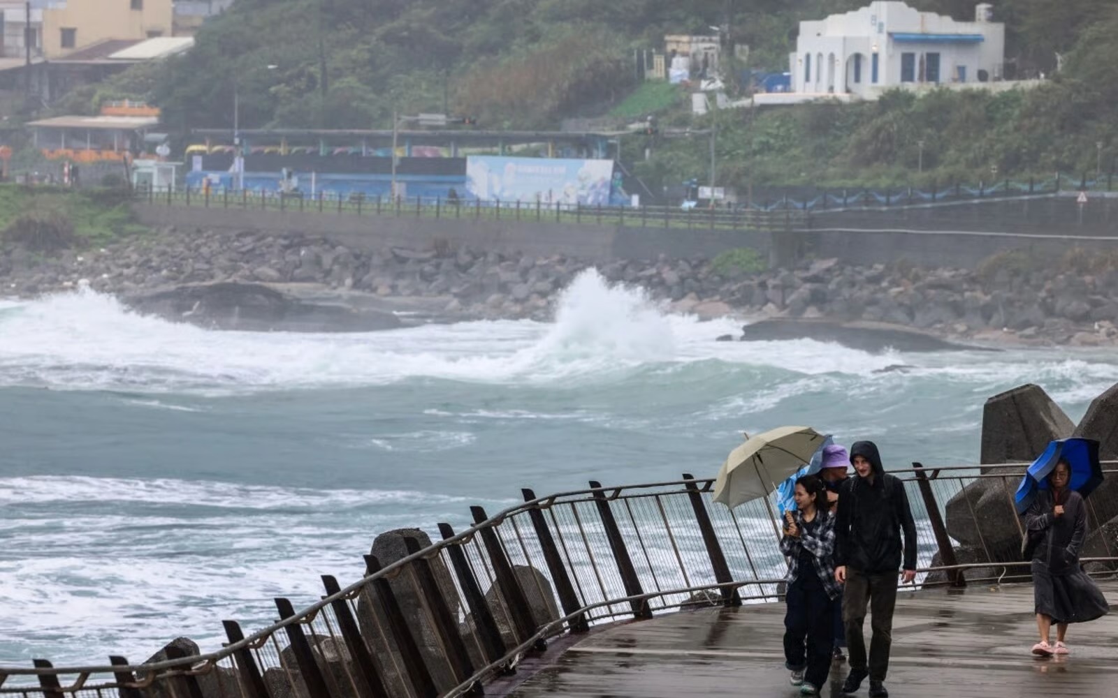 ஃபங்-வாங் புயல் எச்சரிக்கை - 3,000க்கும் அதிகமானோர் வெளியேற்றம்