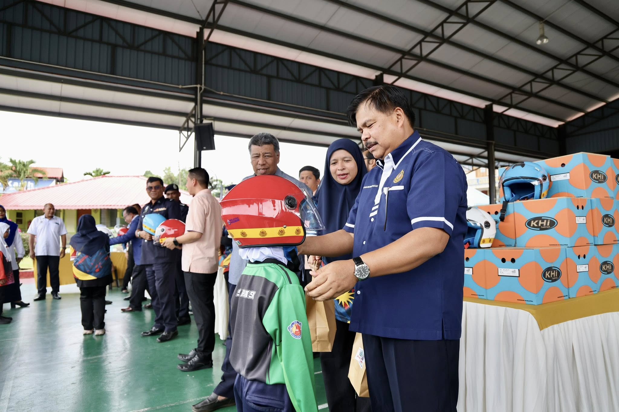 Program keselamatan pemakaian topi keledar bantu tingkat kesedaran murid