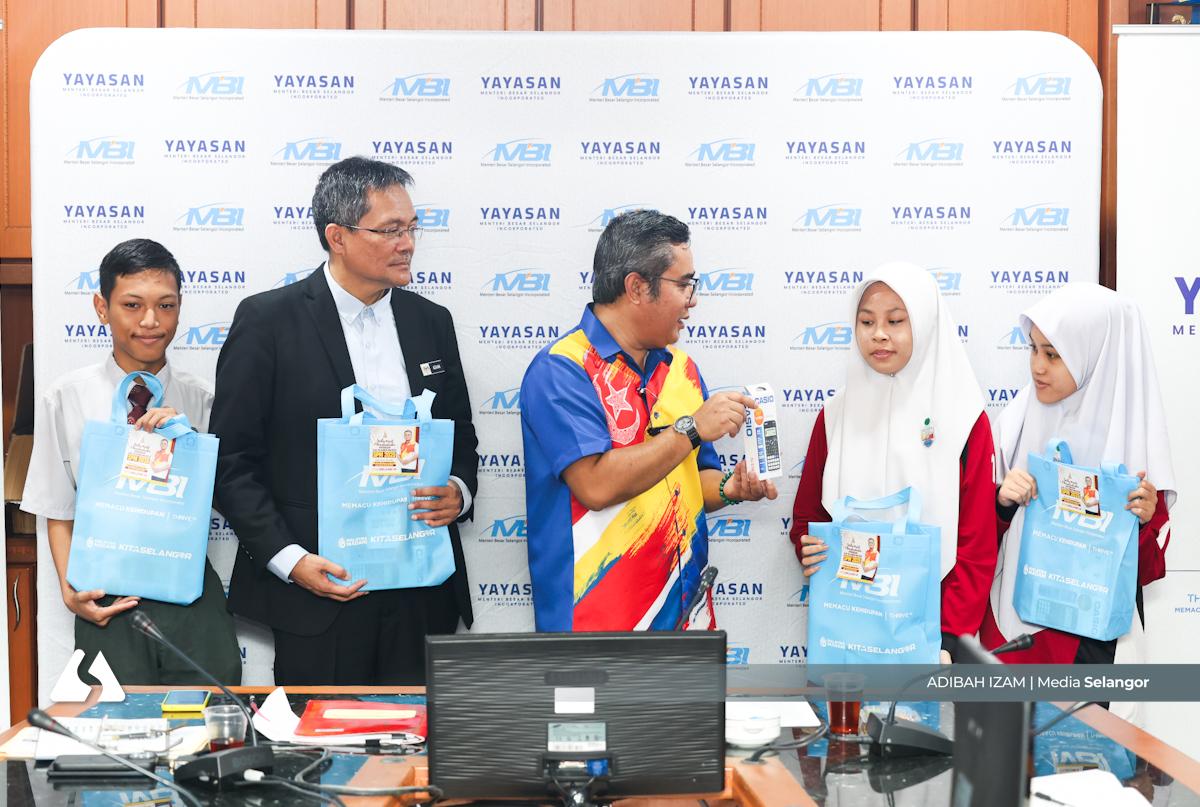Yayasan MBI sedia 400 set kelengkapan bantu pelajar SPM terjejas bah