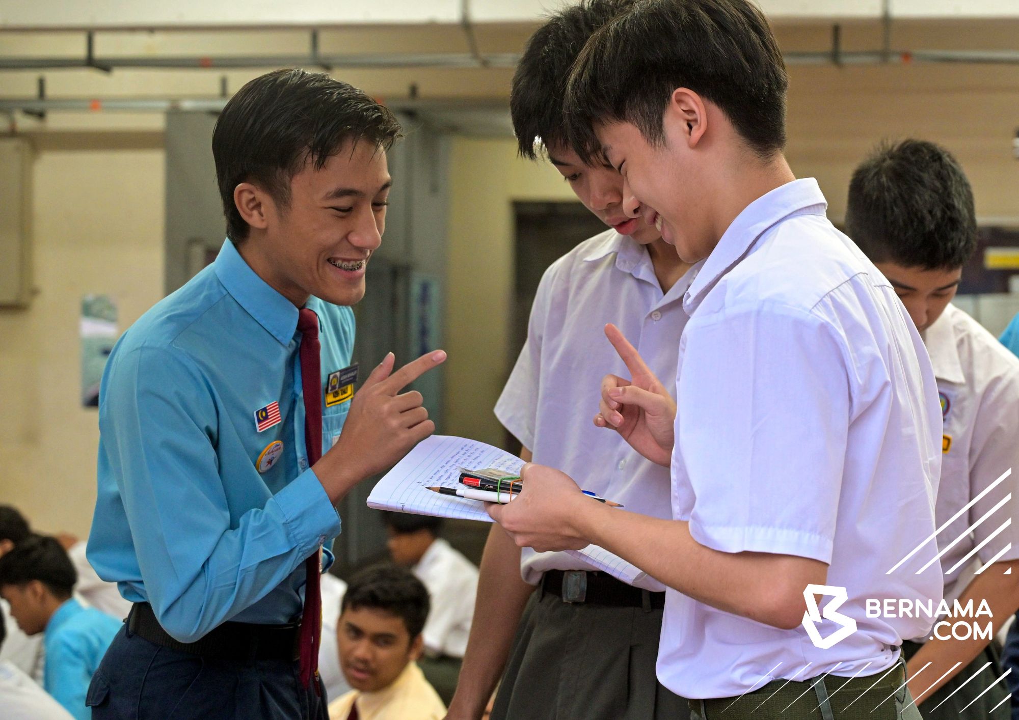 Debaran hari pertama SPM 2025, ibu bapa titip doa, harapan