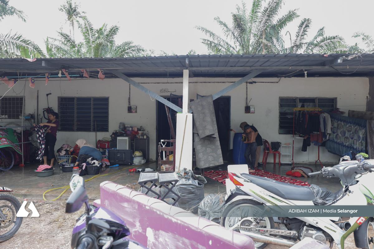 Air laut mendadak masuk rumah, warga emas kongsi detik cemas peti sejuk meletup