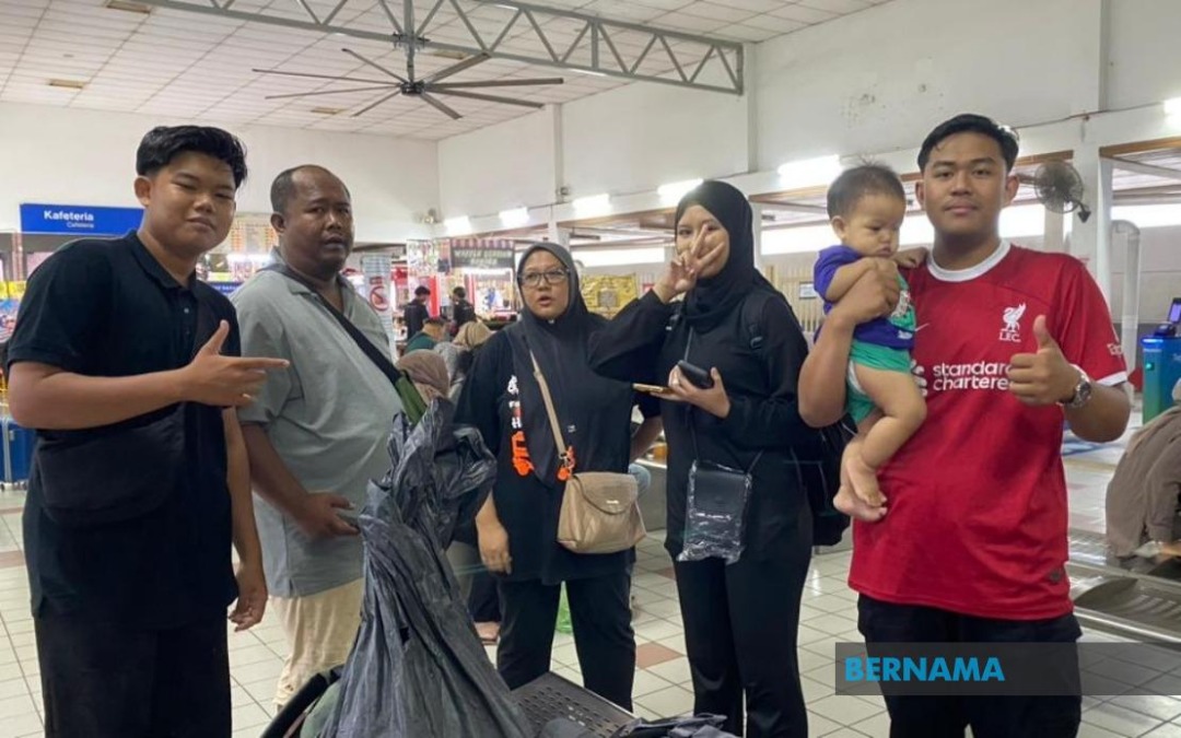 Malaysian families wade 3km through Hat Yai floods to get home