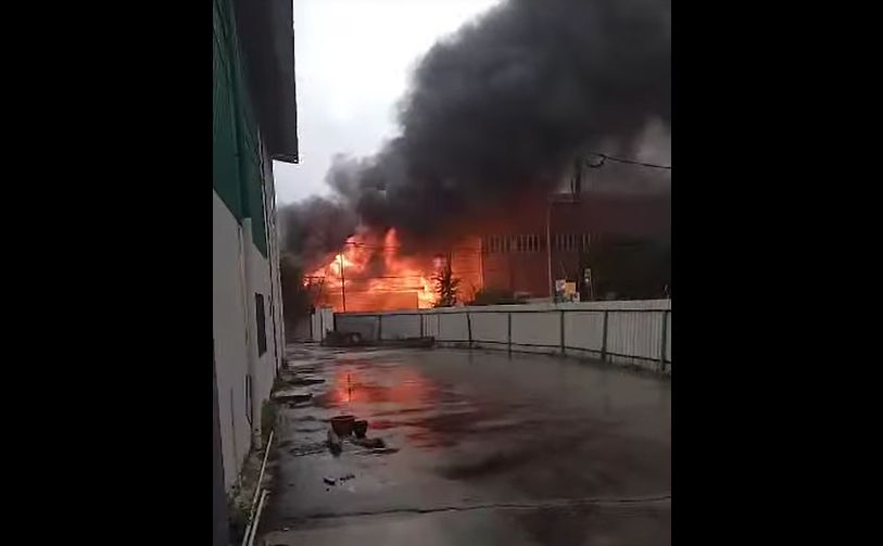 Dua kilang perabot di Sungai Buloh terbakar