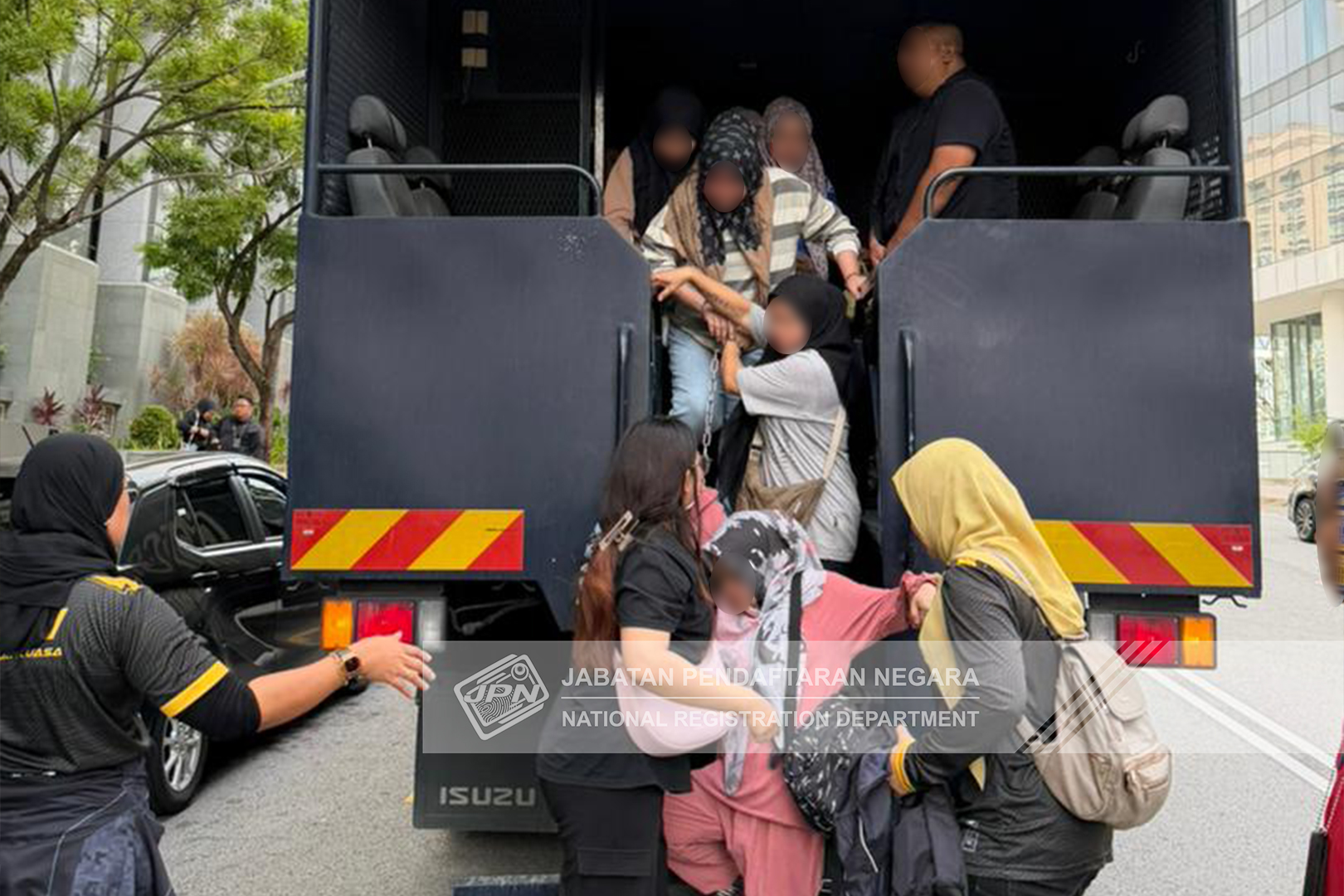 32 pekerja kilang ditahan guna kad pengenalan palsu di Pelabuhan Klang