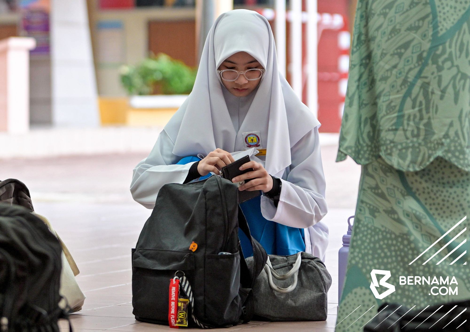 Debaran hari pertama SPM 2025, ibu bapa titip doa, harapan