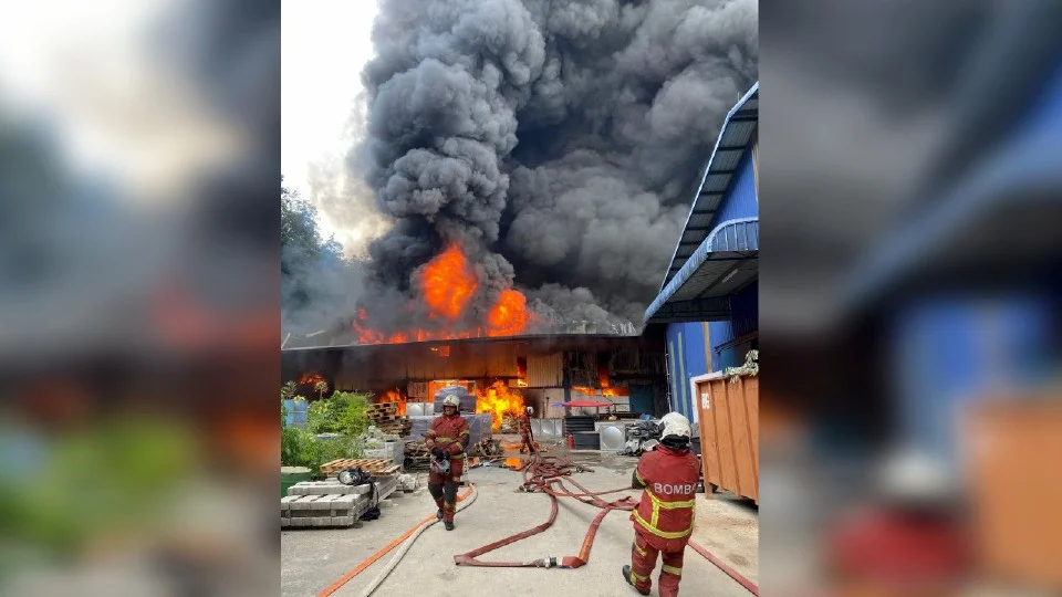 Empat kilang kain terbakar, enam sesak nafas