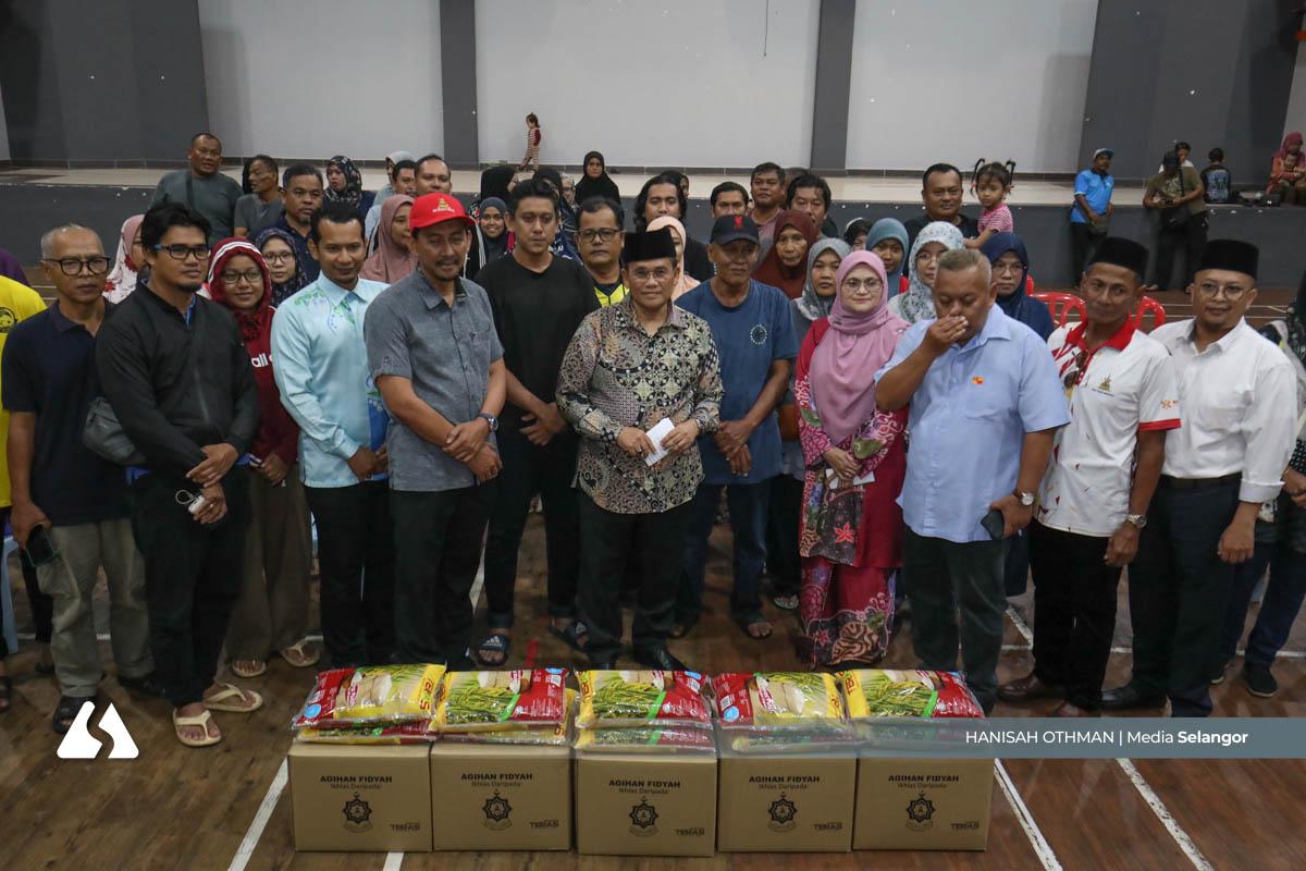 Mais distributes food boxes to flood victims in Meru, Sg Kandis