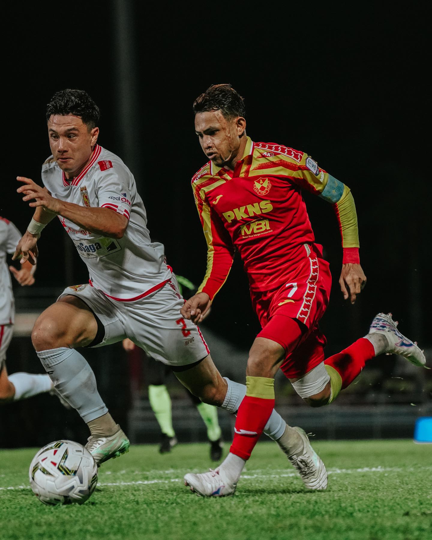 சூப்பர் லீக் சொந்த மண்ணில் சிலாங்கூர், கூச்சிங் சிட்டி அணிகள் வெற்றி