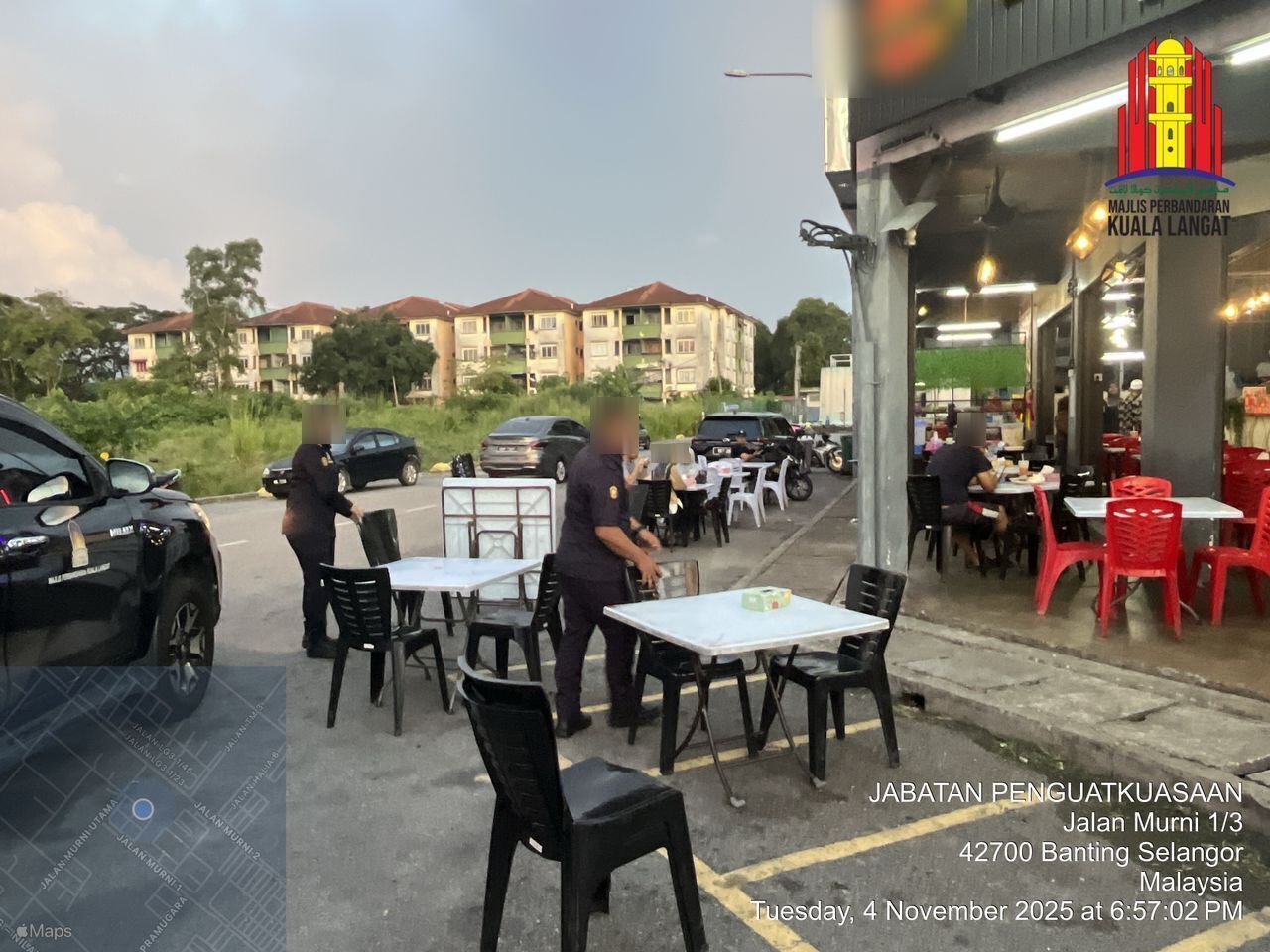 வாகன நிறுத்துமிடங்களைத் தடுக்கும் வகையில் இருந்த நாற்காலி, மேசைகள் பறிமுதல்