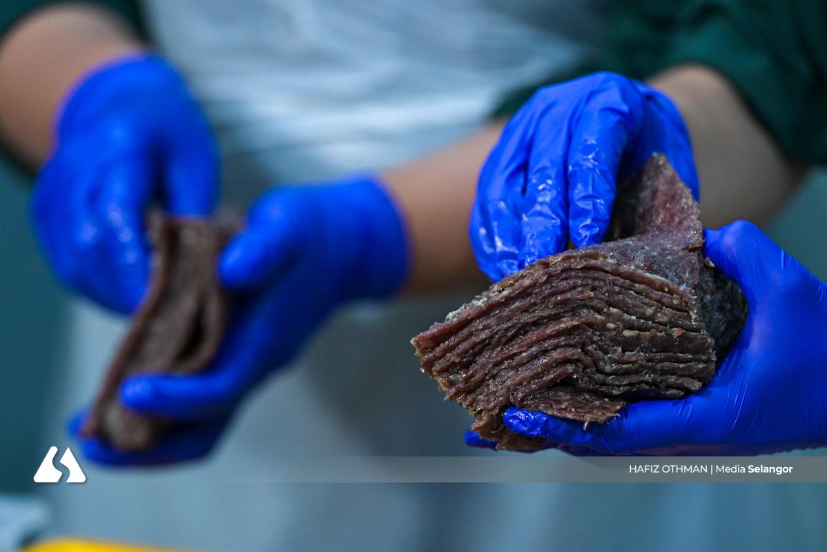 Aroma tradisi: Menyingkap proses daging salai halal Tawakkal Foods