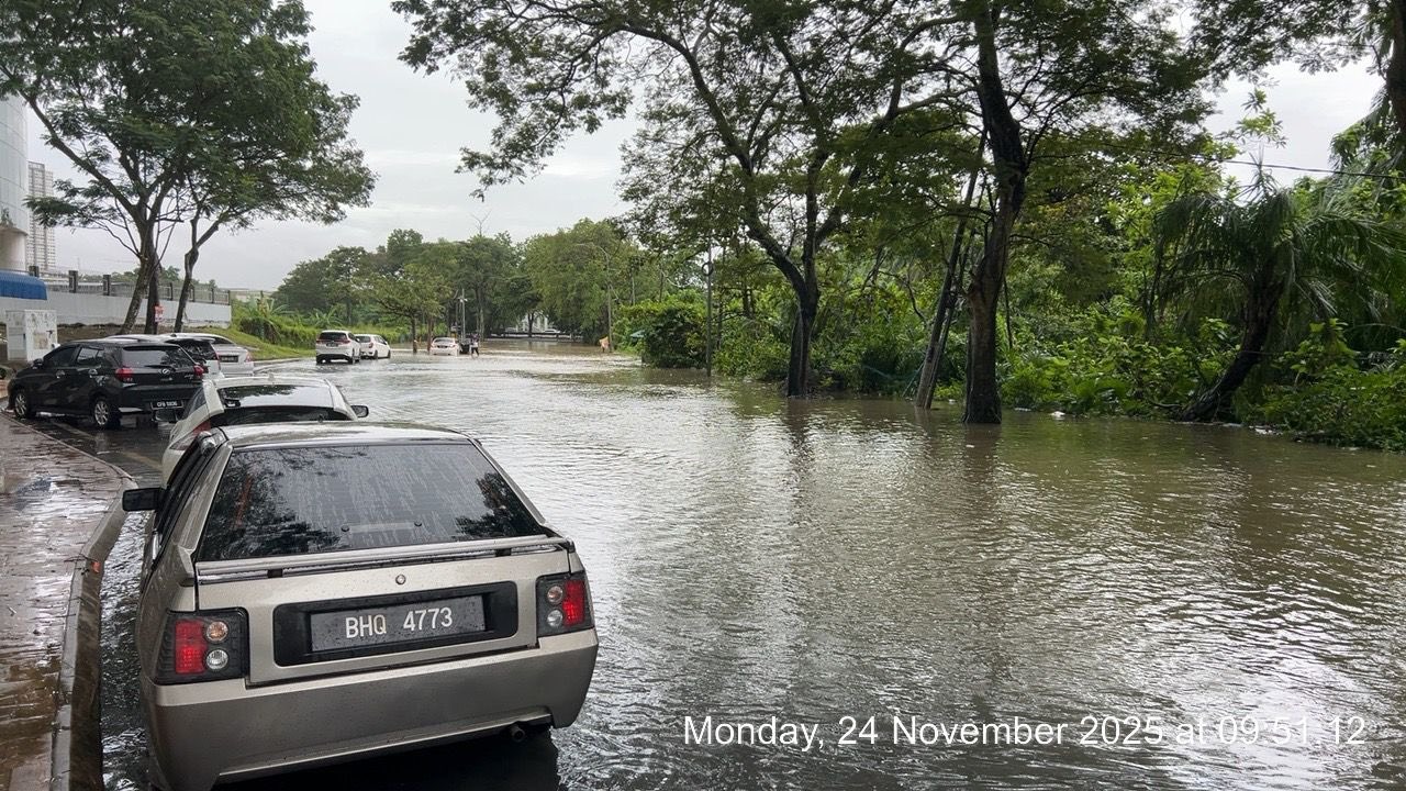 Continuous rain leaves parts of Shah Alam flooded