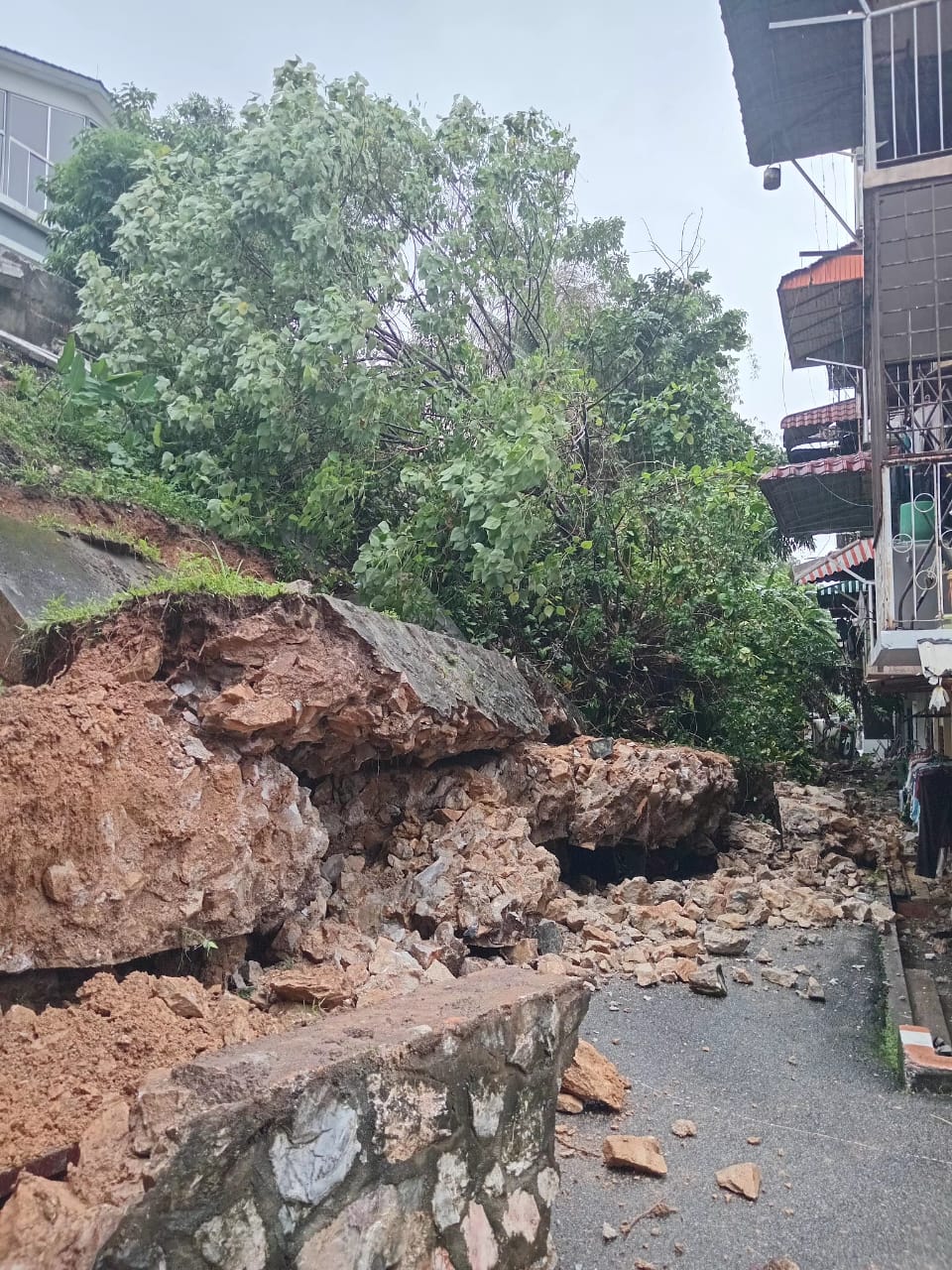 连绵豪雨致土崩  隆友乃迪花园组屋逾百户紧急疏散