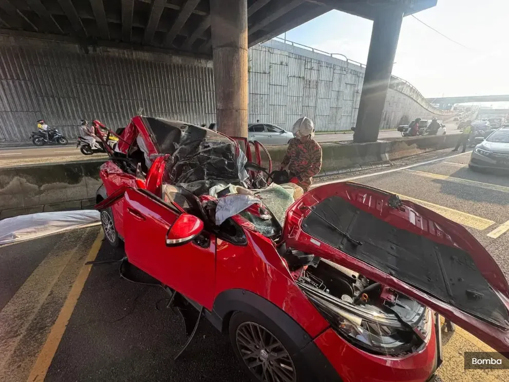 轿车失控猛撞护墙 32岁女子当场死亡