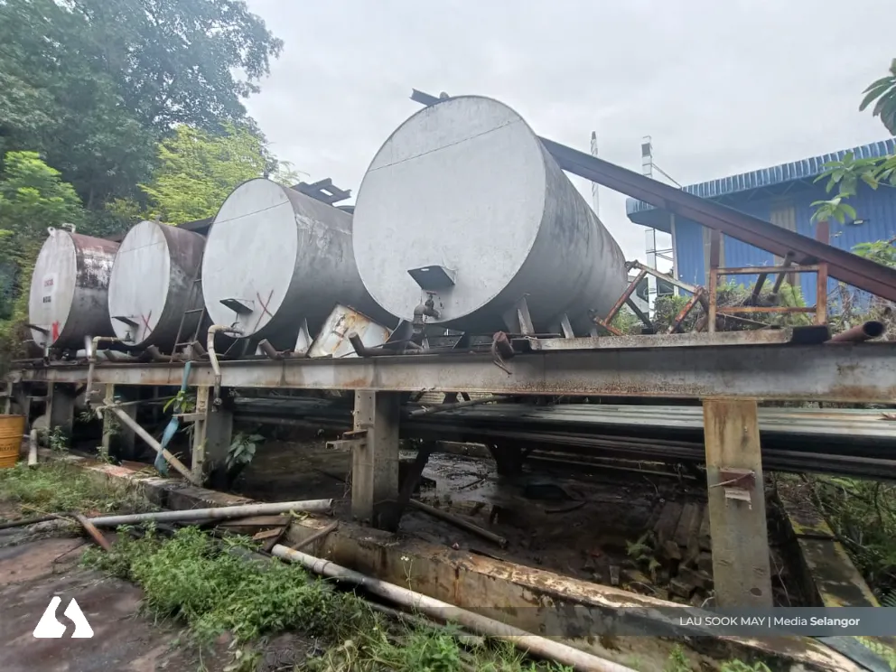 荒废工厂黑油桶泄漏流入巴勒河  河水初步检测未受污染