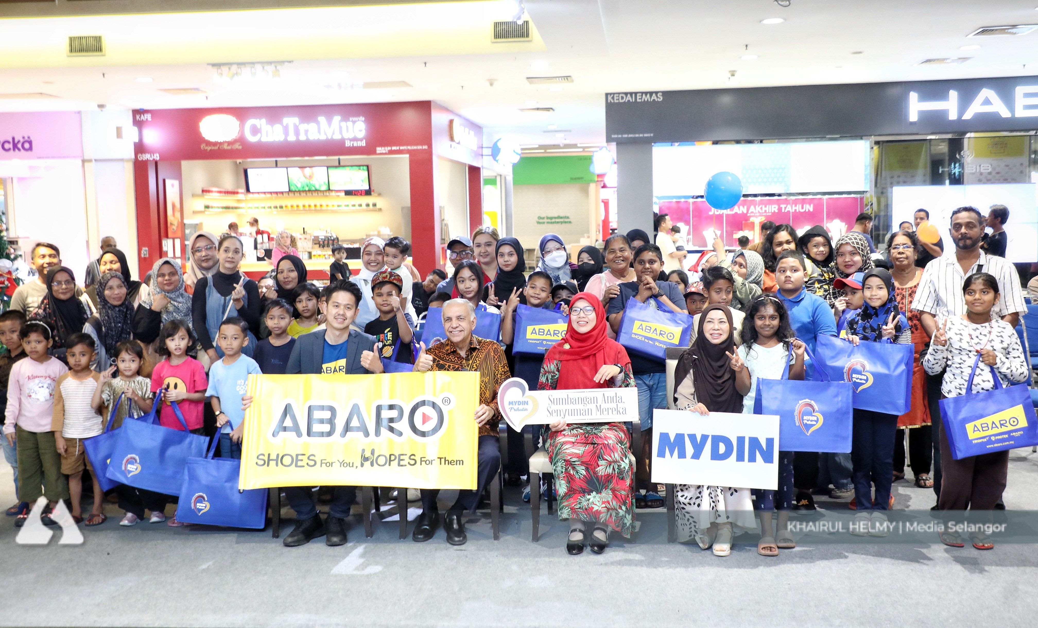 谢安宝赞扬企业关心教育 赞助清寒子弟开学用品