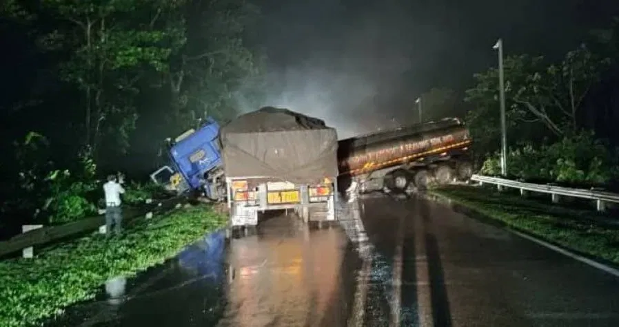 油罐车疑失控撞拖格罗里 2司机受伤.衍生5公里车龙