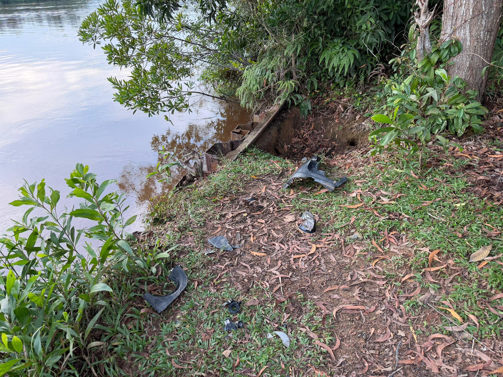 Suami isteri ditemukan maut dalam kereta terbabas di Sungai Rompin