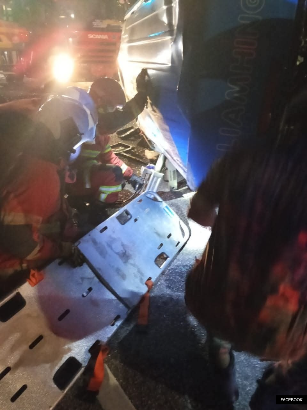 工厂客货车失控撞毁  酿1女子死.7人重伤