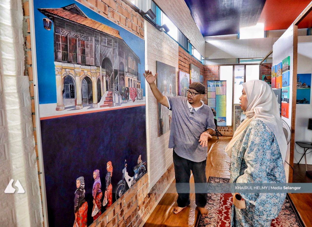 Dari but kereta ke Galeri Shah Alam: Karya Haron Mokhtar dihargai Sultan Selangor