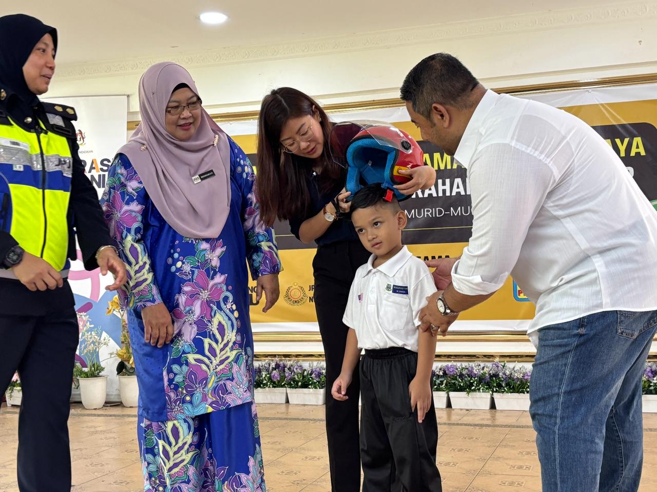 ADN Kampung Tunku anjur kempen keselamatan, sumbang topi keledar kepada murid