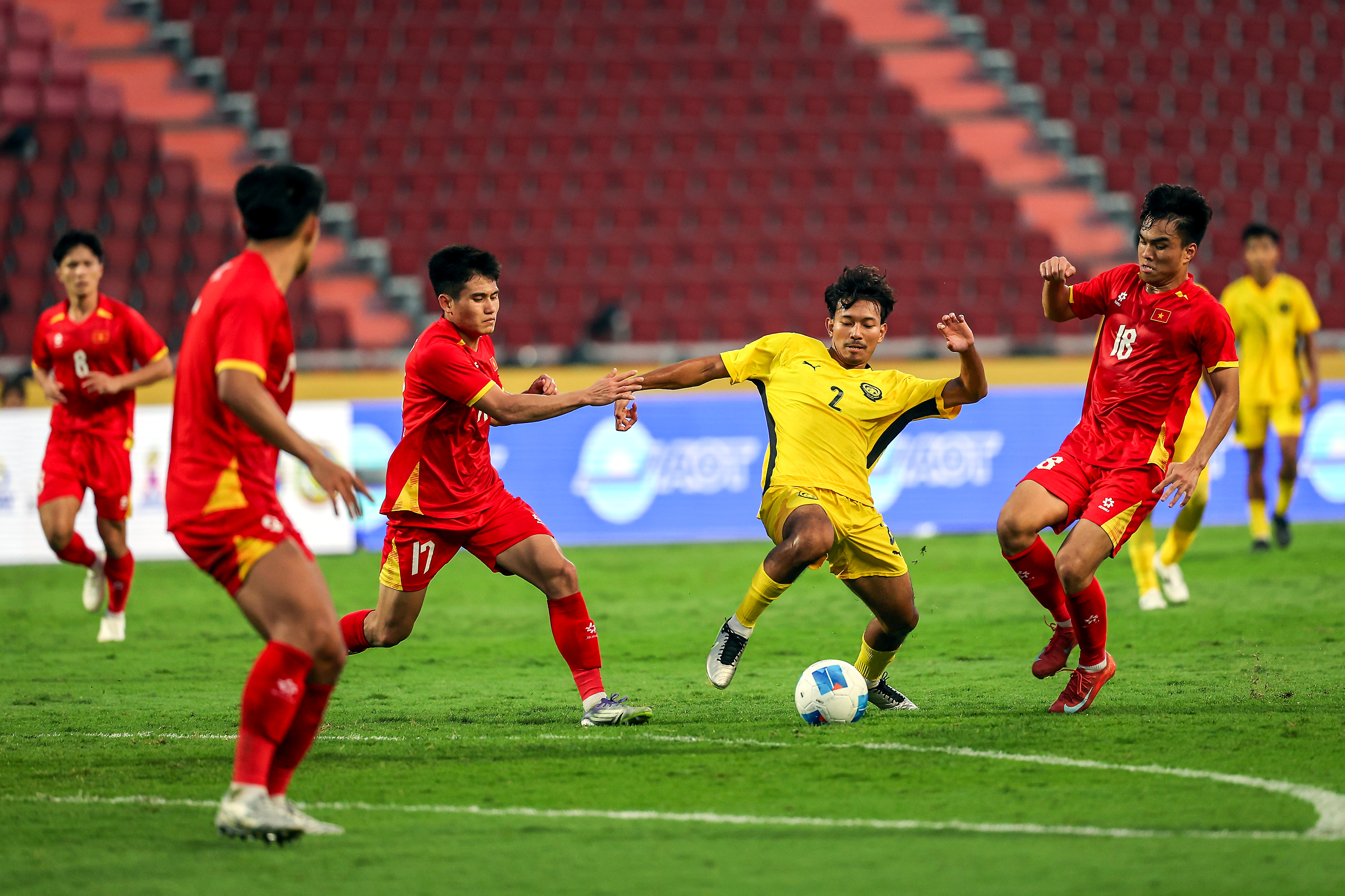 Malaysia ketinggalan kepada Thailand separuh masa pertama, beraksi dengan 10 pemain