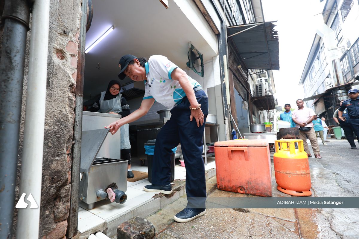 双溪龙后巷卫生改善约50% 张睷洋吁商家完善隔油器