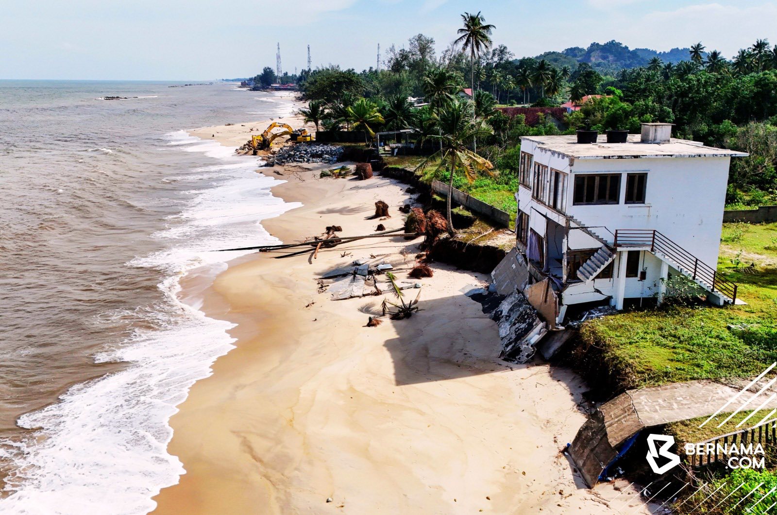 Banglo bernilai RM800,000 hampir roboh dipukul ombak besar, hakisan