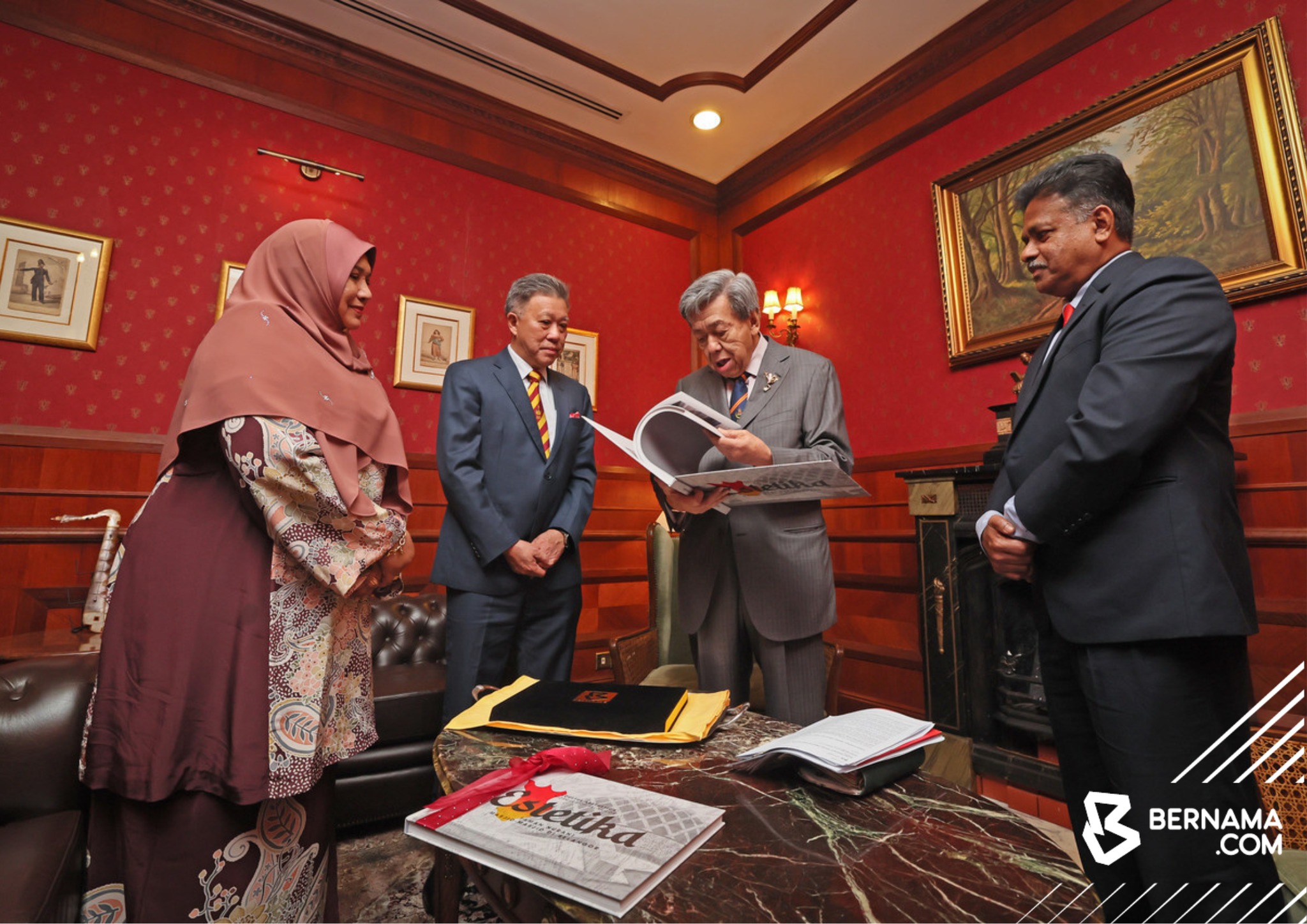 Sultan Sharafuddin berkenan terima buku himpun 20 masjid terpilih di Selangor