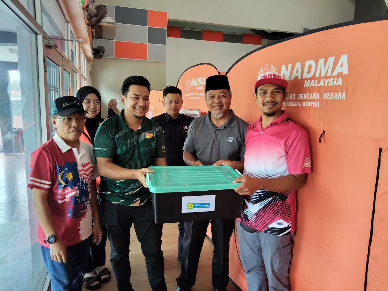 64 keluarga terjejas bah di Sabak Bernam terima bantuan kotak makanan LZS