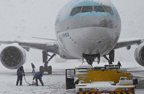 அமெரிக்காவில் பனிப்புயல் - அதிகமான விமானங்கள் ரத்து