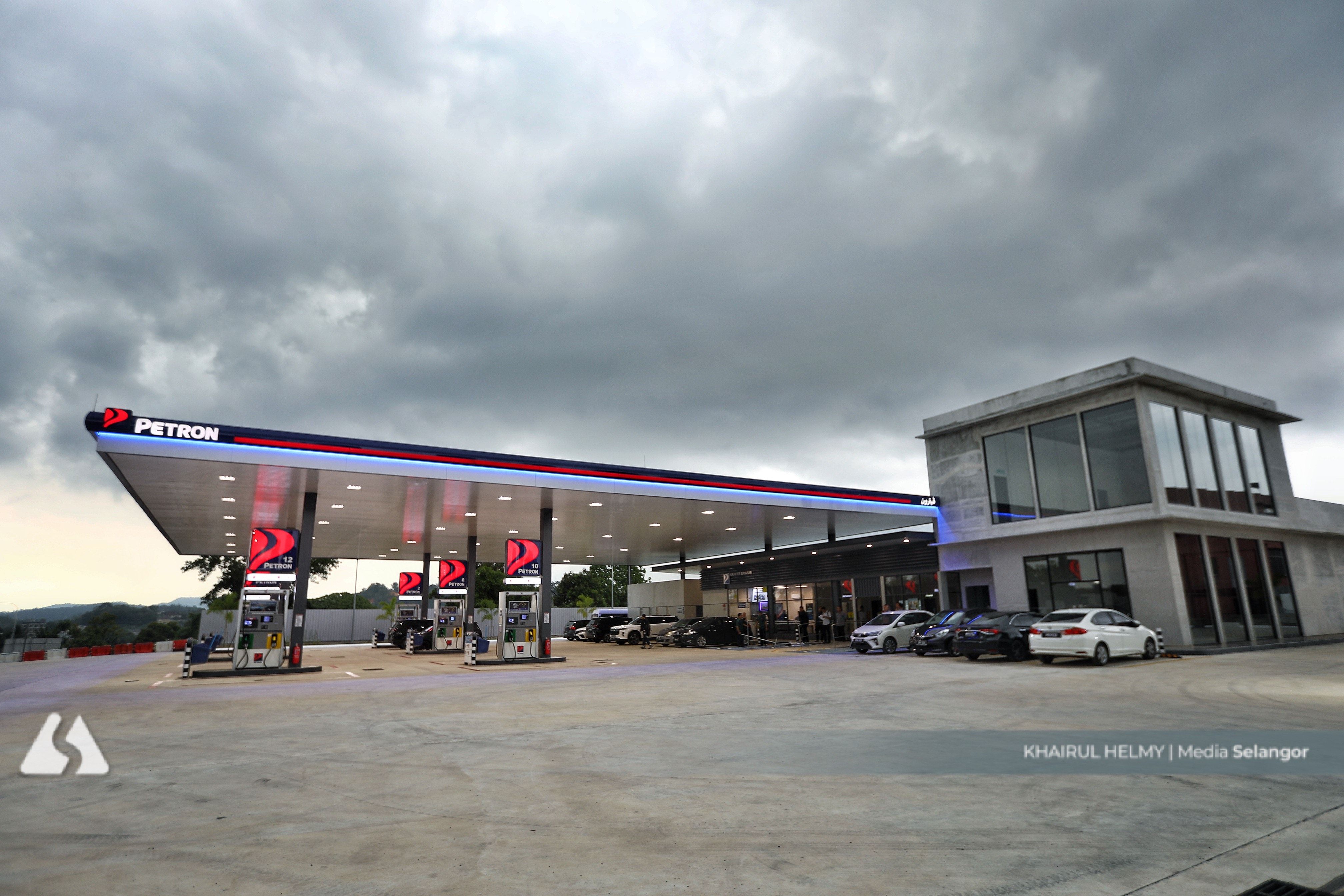 Stesen minyak wakaf pertama negara mula operasi di Sungai Merab