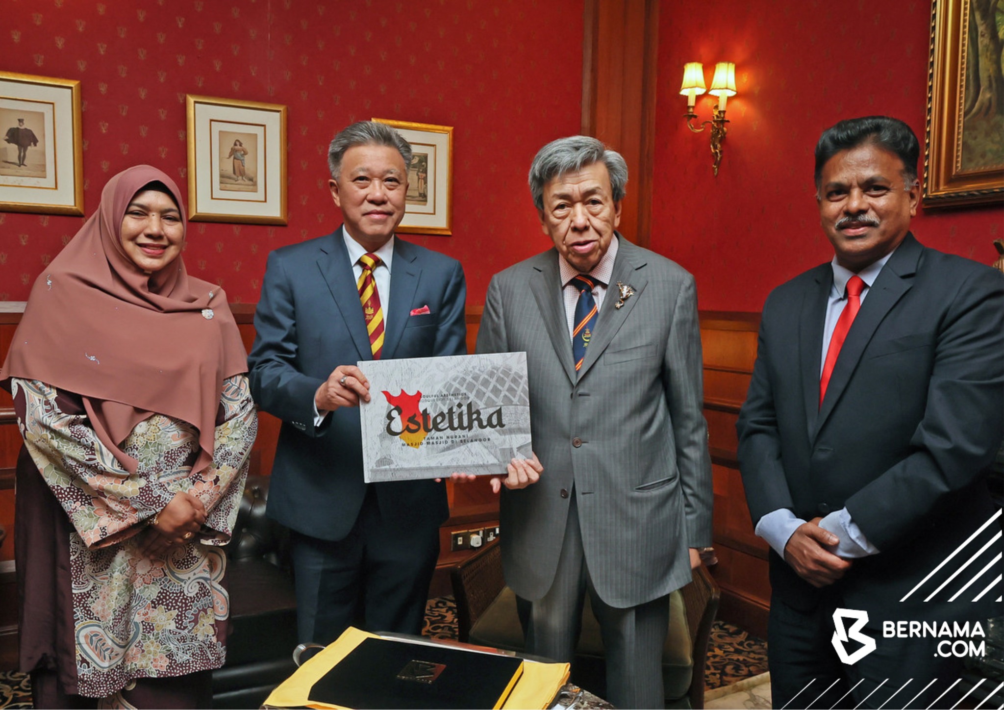 Sultan Sharafuddin berkenan terima buku himpun 20 masjid terpilih di Selangor