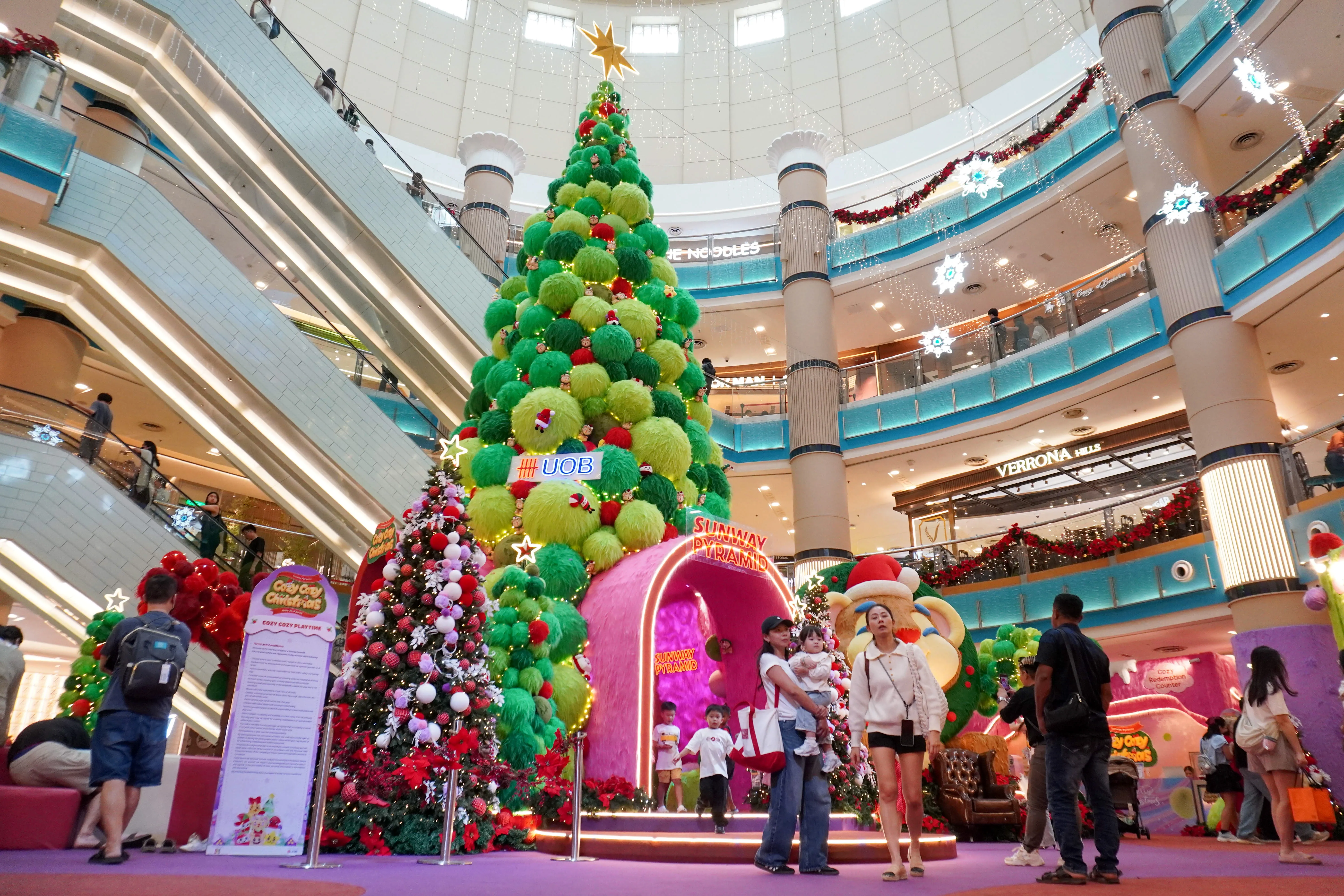 Kemeriahan Hari Natal warnai pusat beli-belah