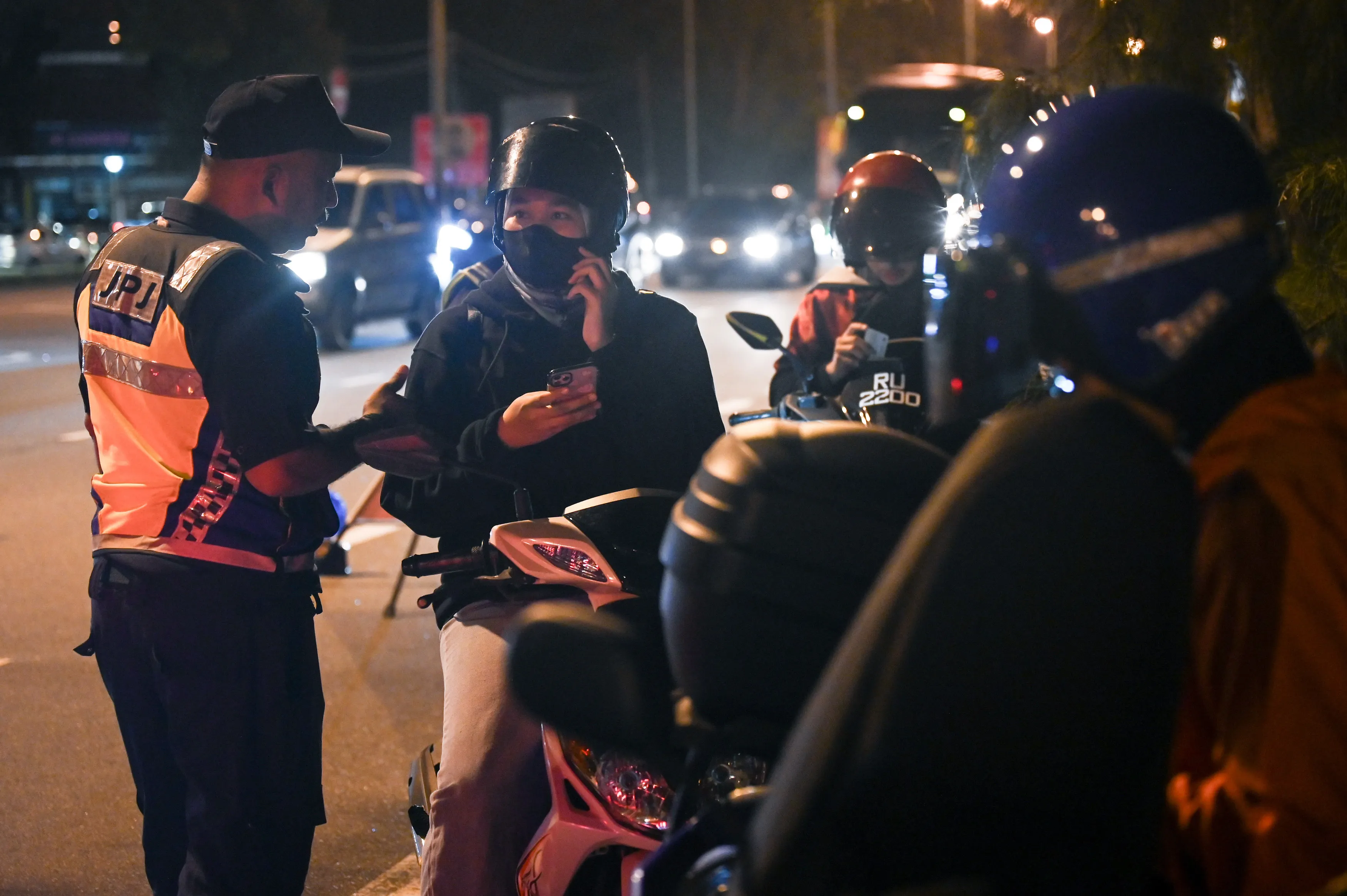 登州陆交局今年至昨日 取缔了1.6万摩托车车主和骑士